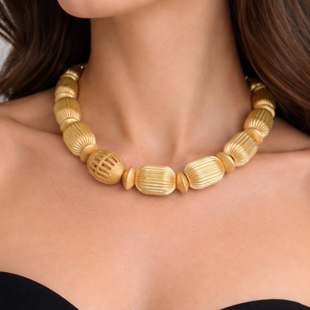 Gorgeous Chunky Gold Necklace NWOT - Picture 2 of 8